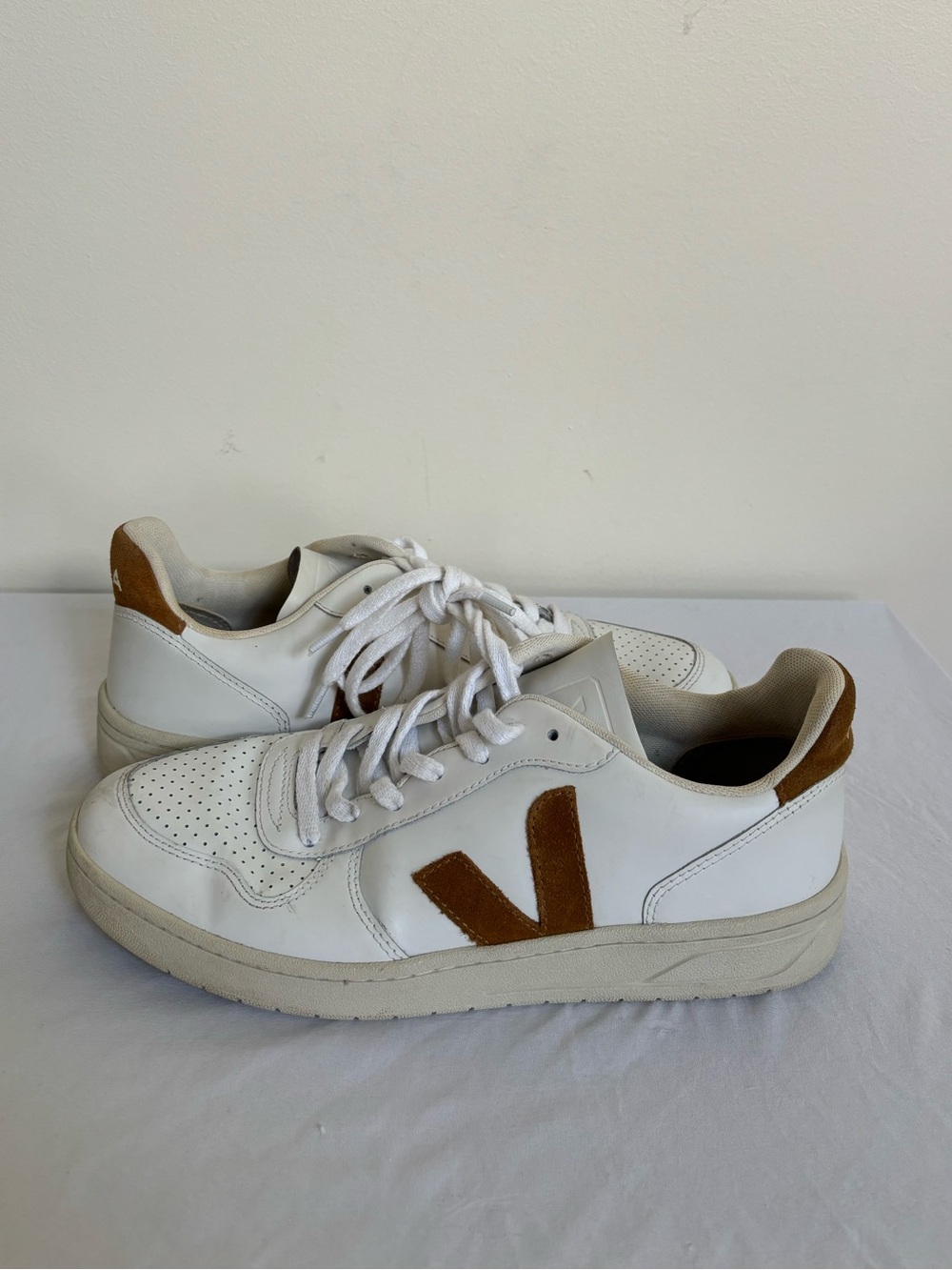 Veja V-10 Leather Extra White Camel Mens size 9 Sneakers Eu42 Womens size 11